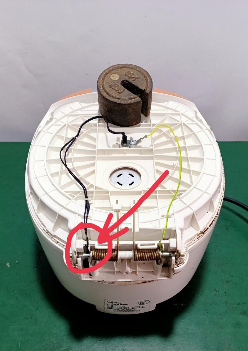 常见美的电饭煲故障及解决方法（保持家庭温暖的必备厨房电器-美的电饭煲故障解决大全）  第1张